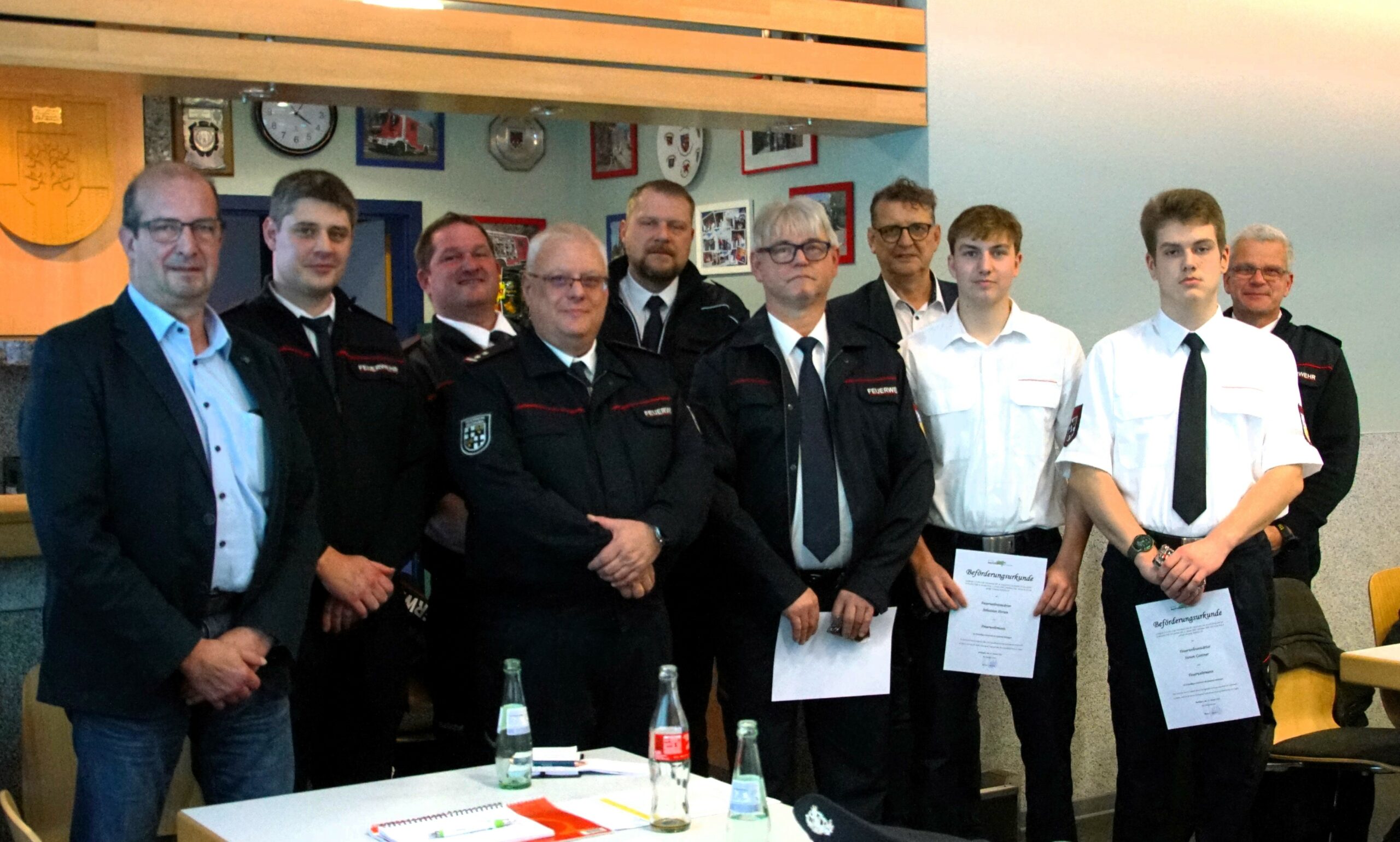 Löschbezirk Haustadt - Foto 01 - Die beförderten Wehrleute mit Führung und Gästen